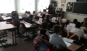 Крымских учителей россияне заставляют отдавать часть зарплаты на войну