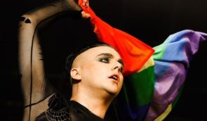 У Києві на концерт співака Melovin’a прийшла група підлітків з акцією проти ЛГБТ в Україні