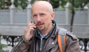 На допитах Дмитра Хилюка звинувачували у поширенні “української пропаганди”: Репортери без кордонів зібрали свідчення про викраденого журналіста