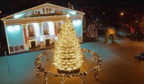 Окупанти збираються встановити у Маріуполі 20-метрову новорічну ялинку