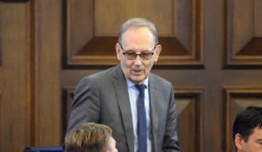 У Латвії перевірять депутата, який некоректно висловлювався під час обговорення цивільних партнерств 