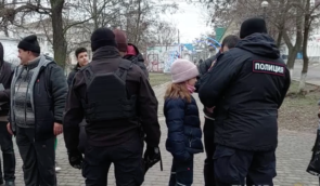 В окупованому Генічеську росіяни пропускають на новорічну ялинку тільки після обшуку