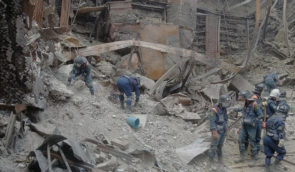 У Маріуполі окупанти вивозять залишки знищених будинків разом з тілами загиблих