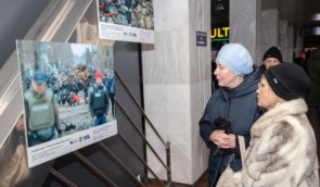 “Київ – незламне серце Європи”: на столичному залізничному вокзалі відбувається фотовиставка