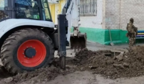 В Мелитополе российские военные роют окопы во дворах домов