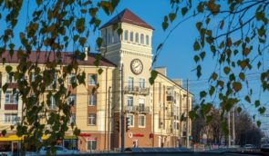 Росіяни знесли у Маріуполі історичний будинок з годинником