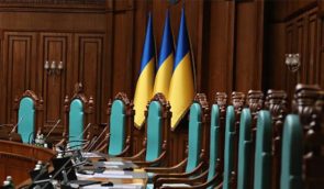 Міжнародних партнерів України закликають не реагувати на запрошення влади приєднатися до “реформи” КС: чому?