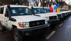 Швейцарські благодійники передали Україні сотню позашляхових карет швидкої