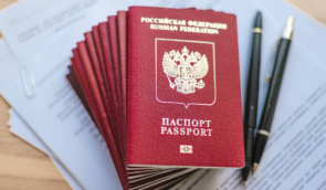 В Мариуполе россияне заставляют школьников получать паспорта, шантажируя, что не выдадут аттестат