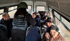 З Донеччини евакуювали дві сім’ї з дітьми: у цей момент росіяни поцілили в будинок однієї з родин