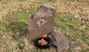 Обстрілюючи Херсон, росіяни зруйнували меморіальний знак в пам’ять жертв геноциду кримських татар
