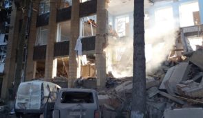 Россияне обстреляли спасателей, которые искали тела под завалами здания в Харьковской области