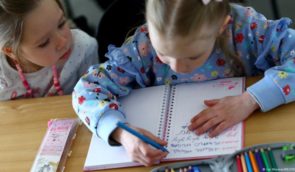 Більшість дітей в Україні відвідує школу або садочок, але 8% пропускають заняття через війну – опитування