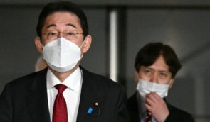 Прем’єр-міністр Японії звільнив свого помічника через гомофобні висловлювання
