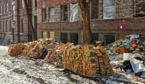 Росіяни викидають книги з фондів одного з університетів в окупованому Маріуполі