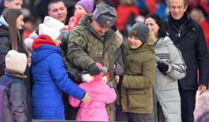 Двое детей, которых вывели на сцену во время концерта в “Лужниках”, потеряли мать из-за российских обстрелов Мариуполя – СМИ