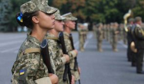 58% молодих жінок згодні, що військовий призов повинен бути як для чоловіків, так і для жінок – дослідження
