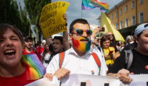 Понад половину українців вважають, що ЛГБТ-люди мають право виходити на акції для захисту своїх прав