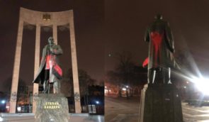 Курсанта, який облив за тисячу гривень фарбою пам’ятник Бандері у Львові, визнали винним умовно