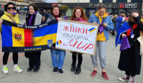 На марші за права жінок у столиці Молдови скандували “Слава Україні” поряд з посольством РФ