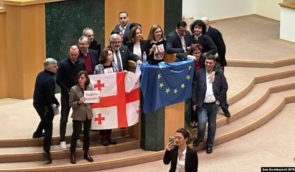 У Грузії парламент на тлі протестів відхилив у другому читанні законопроєкт про “іноагентів”