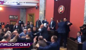 У Грузії депутати побилися через закон про іноагентів: попри протести парламентський комітет підтримав обидві версії документа
