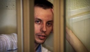 “У нього зубний біль і невідомий висип по тілу”: російські тюремники не дозволили дружині політв’язня Руслана Зейтуллаєва передати йому ліки