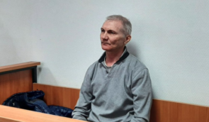 В России отец, у которого отобрали дочь из-за антивоенного рисунка, сбежал из-под ареста перед приговором суда