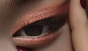 Dior звинуватили в расизмі через рекламу, де азійська модель підіймає куточок ока