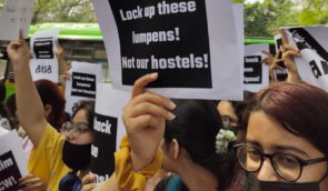 В Індії натовп чоловіків увірвався до жіночого коледжу та домагався студенток