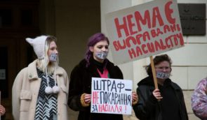 “Я не буду терпіти насилля”: у Львові активістки провели пікет проти культури зґвалтування