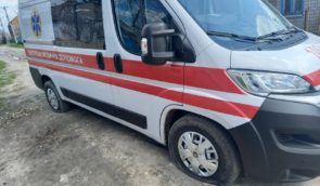 Росіяни вдарили безпілотником по машині “швидкої” у Бериславі, постраждав водій
