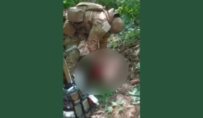 В сети появилось видео, на котором захватчики отрезали голову украинскому военному, в Офисе президента отреагировали