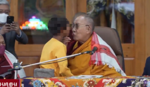 Далай-лама перепросив у хлопчика, якого на камеру поцілував у губи та запропоновував “посмоктати” язик