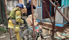 Вдень війська РФ ударили по житлових будинках у Нікополі, постраждали четверо літніх людей