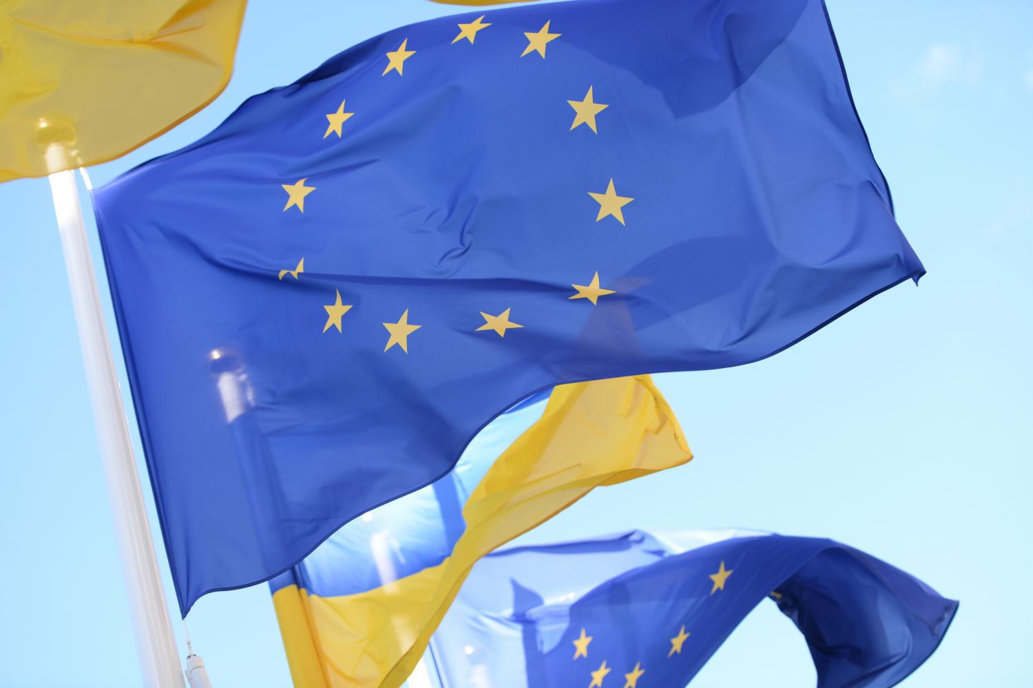 Украина принята в евросоюз. Украина и Европейский Союз. ЕС Украина Россия. Санкции ЕС. Флаг Украины и Евросоюза.
