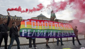 Донос на пару геїв у Росії, одного з яких тепер депортують за “пропаганду ЛГБТ”, написав охоронець храму
