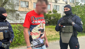 У Києві затримали чоловіка, який надсилав інтимні фото школярці та заманював до себе додому