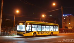 Львів’янка вислухала попередження в суді за секс на зупинці тролейбуса: її партнера до суду навіть не кликали