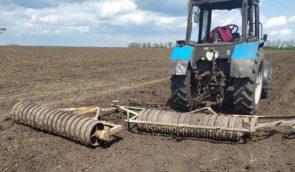 Фермер з Миколаївщини двічі проїхав трактором по вибухівці на полі, а втретє підірвався на ній, та вижив