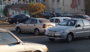 В окупованому Мелітополі росіяни відбирають автівки в тих, хто законно володіє ними за техпаспортом