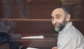 У російському суді секретний свідок не впізнав політв’язня з Криму Рустема Таїрова. Суддя та прокурор назвали це “одруком”