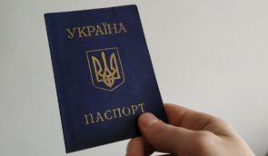 Мовний омбудсман пропонує прибрати російську мову з паперових паспортів українців