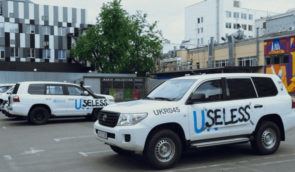 Викликають до суду активіста, який наклеїв банер “useless” на автівки ООН через відсутність реакції на підрив Каховської ГЕС