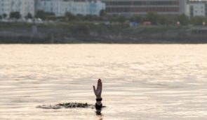 В Ірландії активістки пірнули під воду, протестуючи проти вчиненого росіянами в Україні екоциду