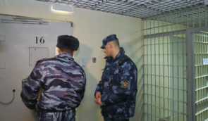 Российские силовики задержали мужчину за листовки о сдаче в украинский плен: через месяц в СИЗО он “покончил с собой”