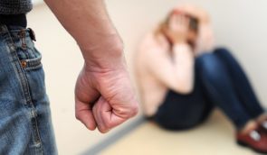 Третина молодих чоловіків у Німеччині вважає насильство над жінками “прийнятним” – дослідження