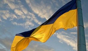 У Тбілісі росіянин спробував зірвати прапор України з вікна будинку місцевої жительки