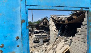 Россияне обстреляли жилой дом и магазин в Херсоне: трое раненых