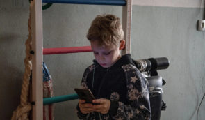 ЮНЕСКО: Із двох сотень країн кожна шоста заборонила використання смартфонів у школах